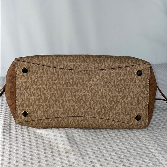 MICHAEL KORS VOYAGER LARGE COLOR BLOCK SIGNATURE TOTE W/ WRISTLET FTL-01-028 - Picture 7 of 10